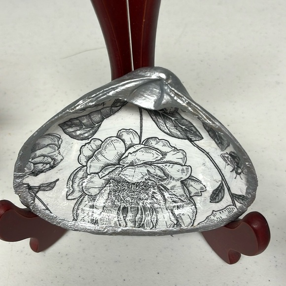 Hand Crafted Black & White Floral Shell Trinket Dish - Picture 1 of 10